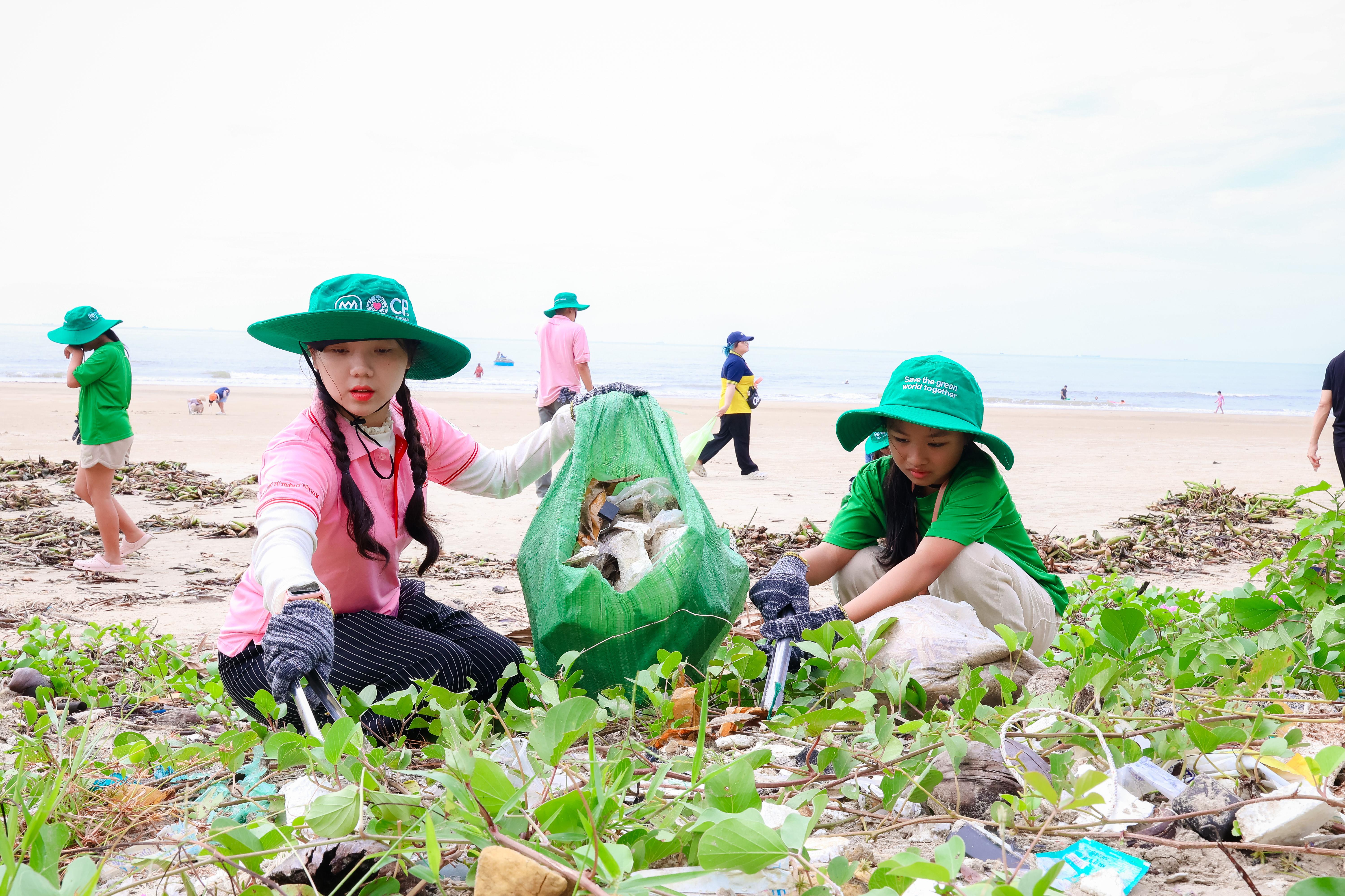 C.P. Vietnam joins hands to clean up beaches and protect the marine environment