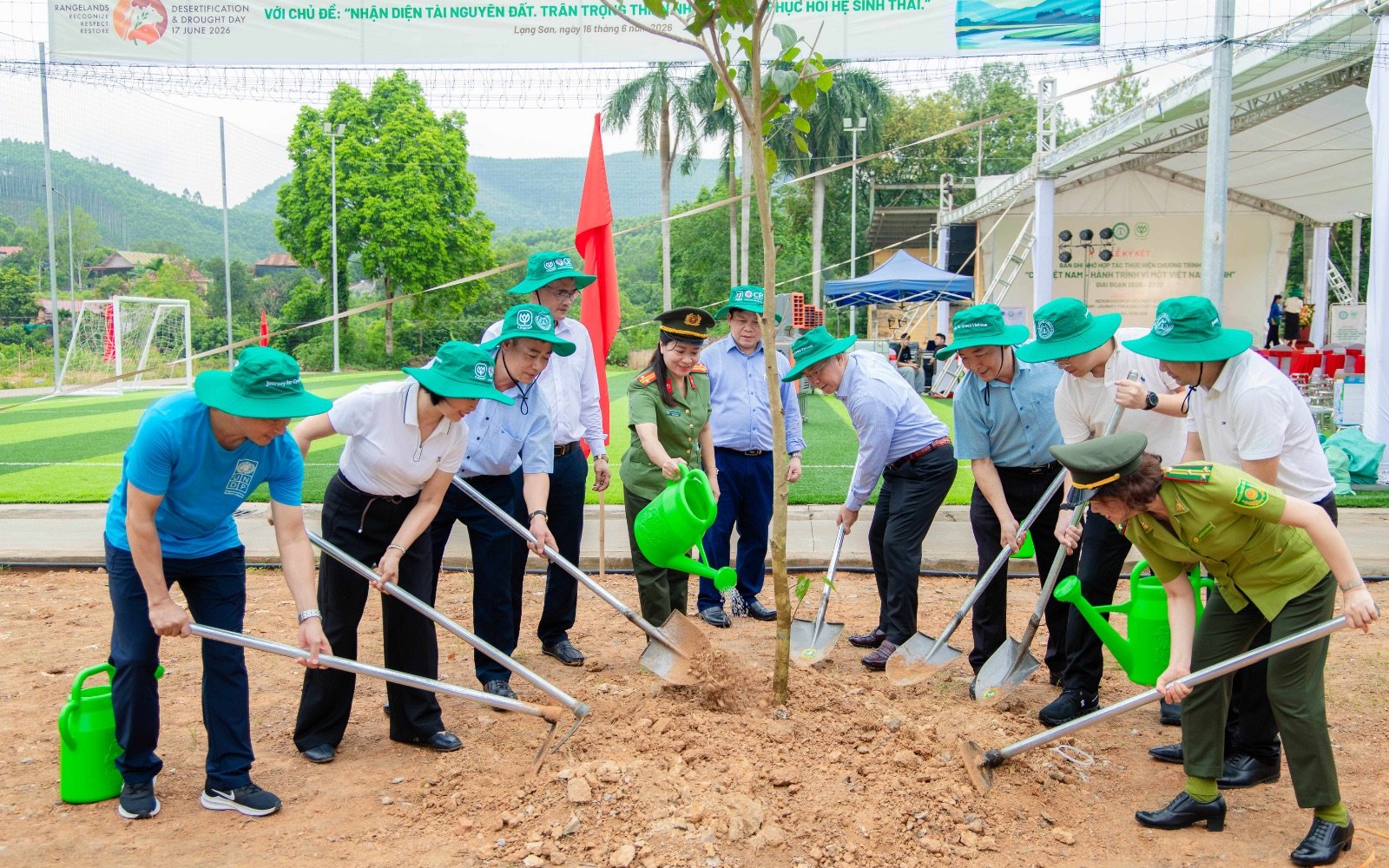 Đại diện C.P. Việt Nam và các đơn vị hưởng ứng ngày Thế giới chống sa mạc hóa và hạn hán
